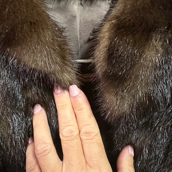 Pristine mink coat. Stored every year , Gorgeous style - Picture 5 of 6